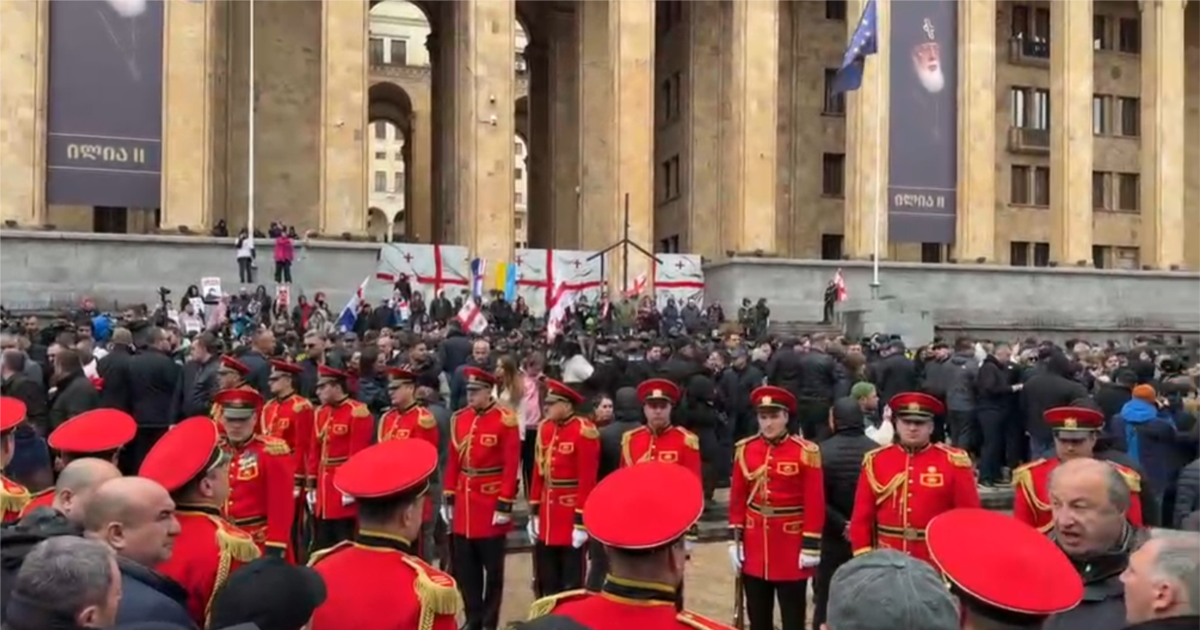 მთავრობის წევრების მისვლამდე 9 აპრილის მემორიალთან პოლიცია გამოჩნდა