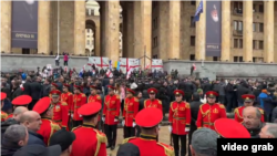სპეციალურად ხელისუფლების დასახვედრად, საპატიო ყარაულის დერეფანია მოწყობილი.