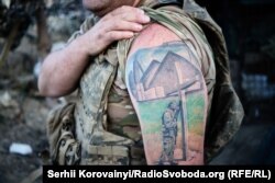 Щоб завжди пам’ятати про ціну, яку Україна продовжує платити у боях на Донбасі, «Брат» зробив татуювання на руці