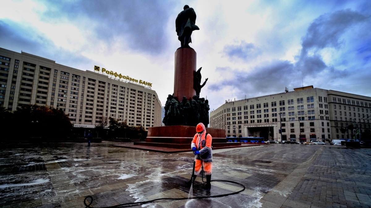 Ирландците остават по домовете си. В Москва започва масова ваксинация