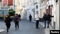 Pe o stradă la  Capri, Italia, 24 aprilie 2020
