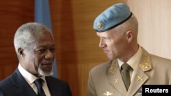 Major-General Robert Mood of Norway (right) speaks with Joint Special Envoy for Syria Kofi Annan (left) during a meeting at the United Nations in Geneva on April 4.