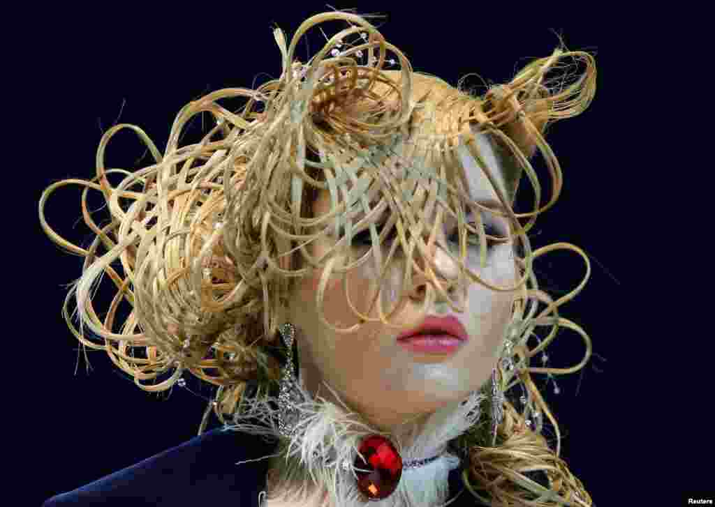 Coafuri extravagante la festivalul "Pe malul râului Neva" de la Sankt Petersburg, Rusia