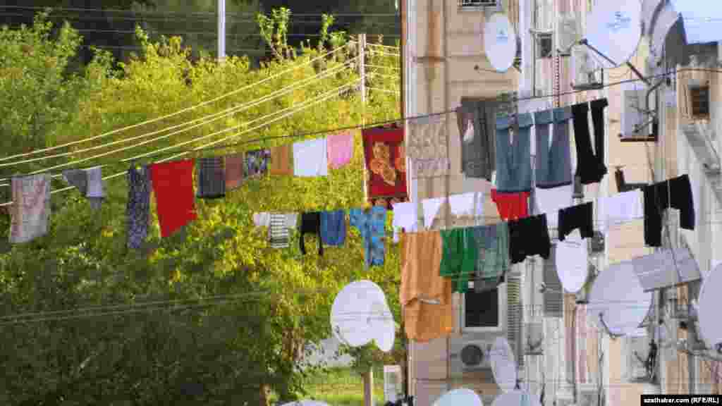 Aşgabadyň "Parahat" mikroraýonynda asylgy duran egin-eşikler