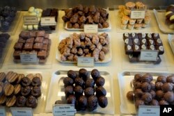 Çokollata belge në forma dhe me shije të ndryshme.