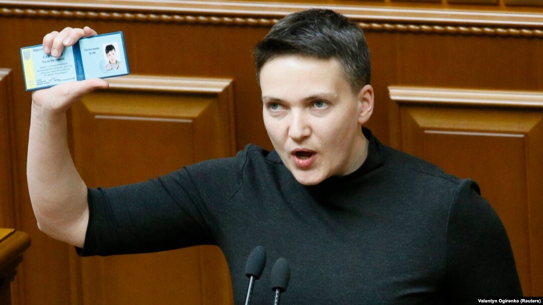 Надежда Савченко в Верховной раде Украины демонстрирует удостоверение депутата. 22 марта 2018 года