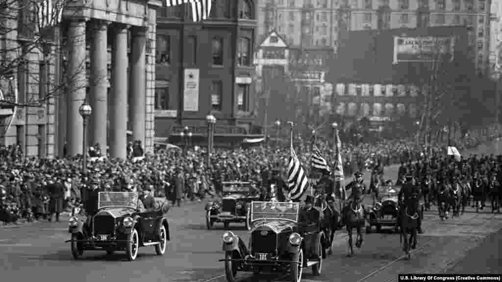 Kolona vozila predsjednika Calvina Coolidgea (bez šešira na zadnjem sjedištu vodećeg automobila) nakon njegove druge inauguracije 4. marta 1925. godine. Ceremonija je bila&nbsp;prva koja je nacionalno prenošena putem radija, što je omogućilo da oko 23 miliona Amerikanaca sluša predsjednikov govor.