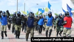 «Пратэстоўцы» на вучэньнях МУС несьлі жоўтыя, блакітныя і белыя сьцягі