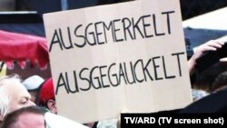 Pancartă anti-Merkel și anti-Gauck la Dresda (Foto: TV/ARD)