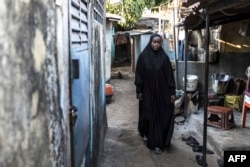 Мар’ям Сума каля свайго дому. Канакры, 29 сьнежня 2025 году