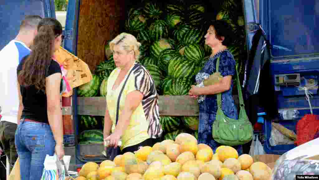 O geantă asortată la... pepeni