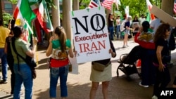 Demonstruesit me pankarta në një protestë që dënonte ekzekutimet e të burgosurve politikë në Iran. Uashington, 16 maj 2026.