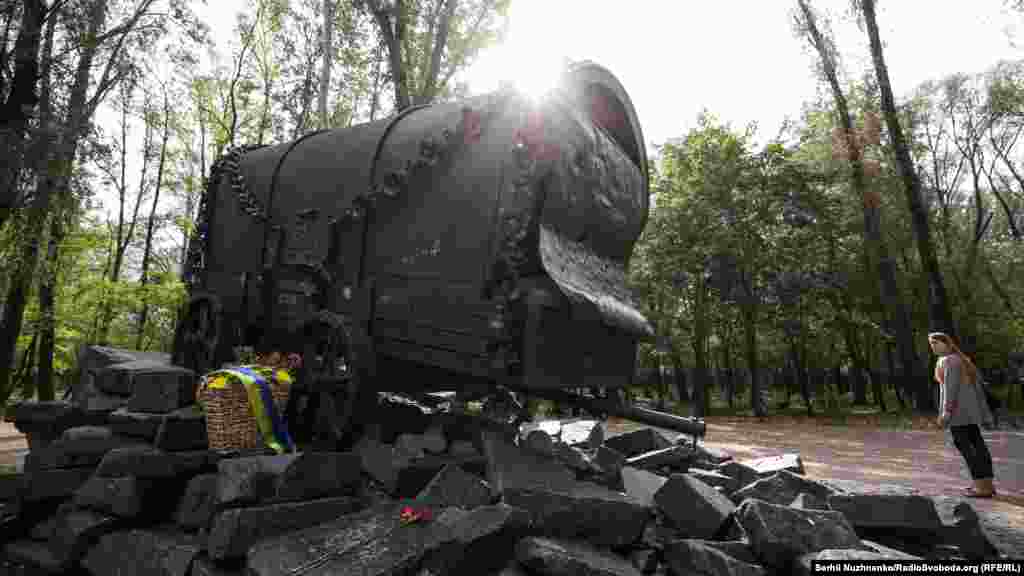 Пам&#39;ятник &laquo;Ромська Кибитка&raquo;&nbsp;&ndash; скульптурна композиція, яка увічнює пам&#39;ять про жертви геноциду ромів під час Другої світової війни. Встановлена на місці розстрілу 10 тисяч мирних ромів у Бабиному Яру