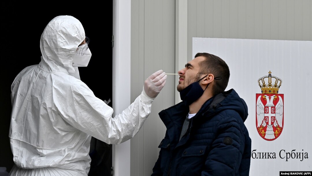 Uzimanje uzorka za testiranje na korona virus u institutu Torlak u Beogradu