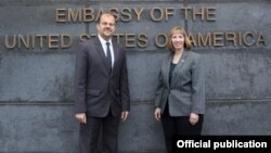 Новоназначенный посол США в Армении Линн Трейси (справа) Фотография со страницы посольства США в РА в Facebook