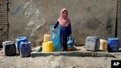 Mulți copii din Kabul nu merg la școală fiindcă au altceva, mai vital, de făcut: să aducă apă în cisterne, de la mulți kilometri, acasă.