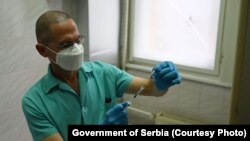 Вакцина против ковид-19. Илустрација.