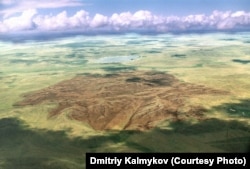 1999 жылы "Протон" тасымалдағыш зымыраны құлаған жер. Салдарынан бірнеше шаршы шақырым жер өртеніп кеткен. Фото Дмитрий Калмыковтікі.
