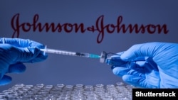 Cheagurile de sânge pe care le poate provoca vaccinul Johnson&Johnson ar trebui incluse în prospect, spune Agenția Europeană a Medicamentului.