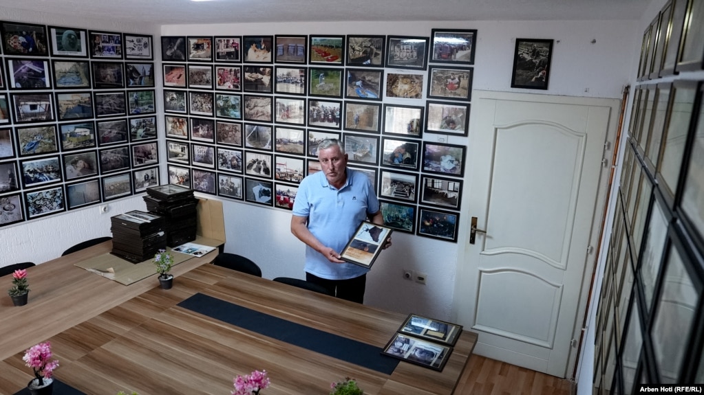 Ahmet Grajqevci, kryetar i Këshillit të Familjarëve të të Zhdukurve, tregon artefakte të të zhdukurve nga lufta e fundit e Kosovës, të cilat nuk kanë një muze të vetin për t'i ruajtur.Ai tregon se shumica e artefakteve që posedon Instituti i Mjekësisë Ligjore, janë gjësende të gjetura gjatë vetë gërmimeve në varreza masive. Rroba, krehër, shkrepësa, kartmonedha, shishe të foshnjave e lodra të fëmijëve… Të gjitha këto gjësende kanë kaluar nëpër duart e Grajqevcit ndër vite.