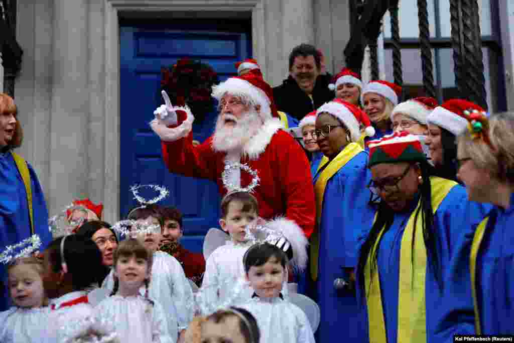 Një burrë i veshur si Babadimri pranë fëmijëve nga çerdhja e Shën Jozefit në Dublin, Irlandë, 11 dhjetor 2024.