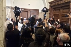 Протестиращите пред вратата на главния прокурор на четвъртия етаж в Съдебната палата, 26 февруари 2026 г.