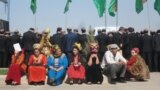 Türkmenistanda geçirilýän köpçülikleýin çäreleriň birine gatnaşýan zenanlar.