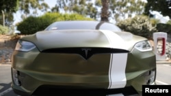 Egy Tesla model parkol Los Angeles-ben.