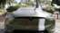 Egy Tesla model parkol Los Angeles-ben.