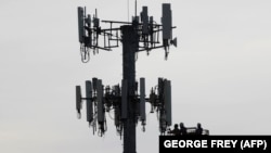 Radnici unaprijeđuju bazne stanice za prijem 5G mreže, ilustrativna fotografija