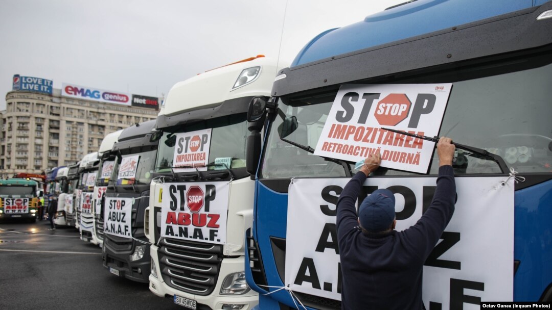 Transportatorii şi fermierii au demarat miercuri o serie de proteste, nemulţumiţi de accizele mari la motorină, preţurile RCA, dar şi de schimbările legislative intrate în vigoare de la 1 ianuarie. 