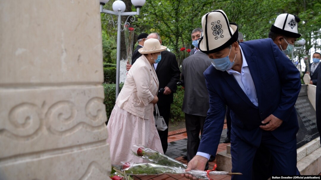Kyrgyz President Sooronbai Jeenbekov lays flowers at the Mothers' Tears memorial in Osh on June 10.