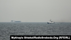 Катер берегової охорони ФСБ РФ, бортовий номер 365, біля захопленої української газовидобувної платформи в Чорному морі
