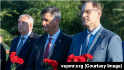 ვიტალი იანკოვსკი (ცენტრში) აფხაზეთის ე.წ. წარმომადგენელ ალექსანდრ ვატამანთან (მარცხნივ) და დნესტრისპირეთის ე.წ. საგარეო საქმეთა მინისტრ ვიტალი იგნატიევთან (მარჯვნივ) ერთად - ტირასპოლი. 2026 წლის 29 ივლისი 