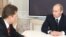 Премьер-министр России В.Путин (справа) обсуждает газовую проблему с председателем компании "Газпром" А.Миллером. Санкт-Петербург, 7 января 2009 года.  