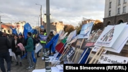 Участниците в протеста получаваха плакати и знамена