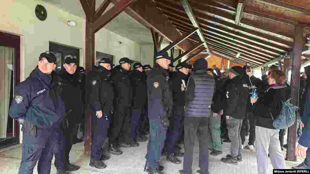 Kordon policije ispred objekta kod stadiona u Kuli. Opozicioni aktivisti tvrde da se na tom mestu nalazi neformalni štab vladajuće stranke, 29. mart 2026.