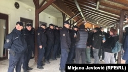 Србија -- Полиција пред гласачките места во Кула, 29 март 2026 година.