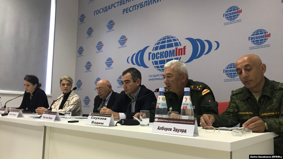 Пресс-конференцию открыл заместитель министра обороны Южной Осетии, полковник Вадим Сиукаев с общей информации
