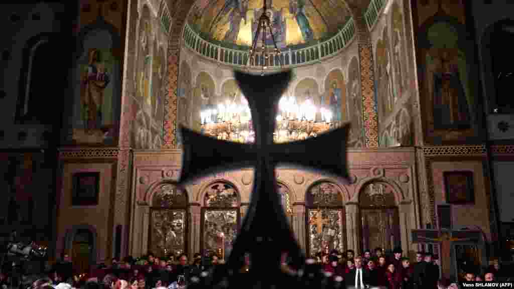 Vjernici u Tbilisiju, u Gruziji, obilježavaju Vaskrs u katedrali Sioni.