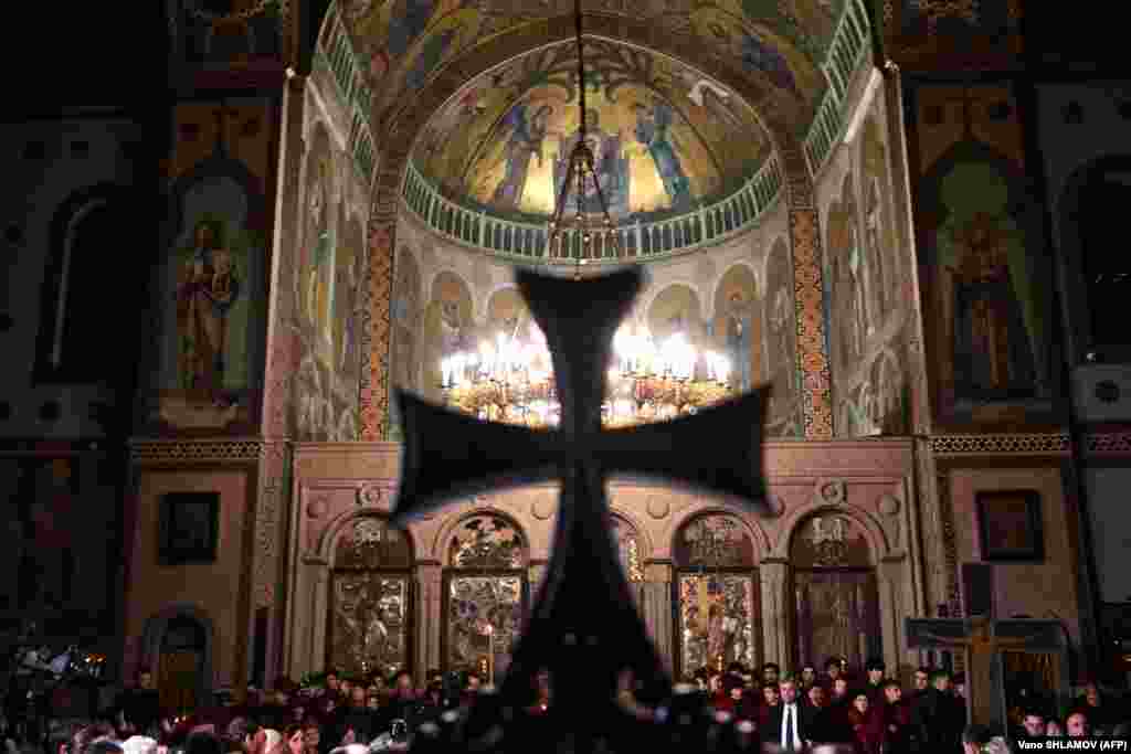 Besimtarët në Tbilisi të Gjeorgjisë shënojnë Pashkët në Katedralen Sioni.