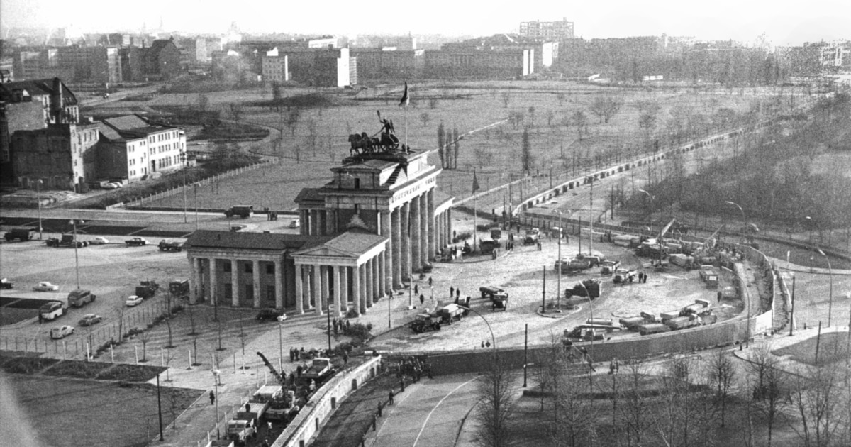 PUTTING BACK THE WALL Berlin 洋書 61AZH5FpdLL._UF350,350_QL50_.jpg