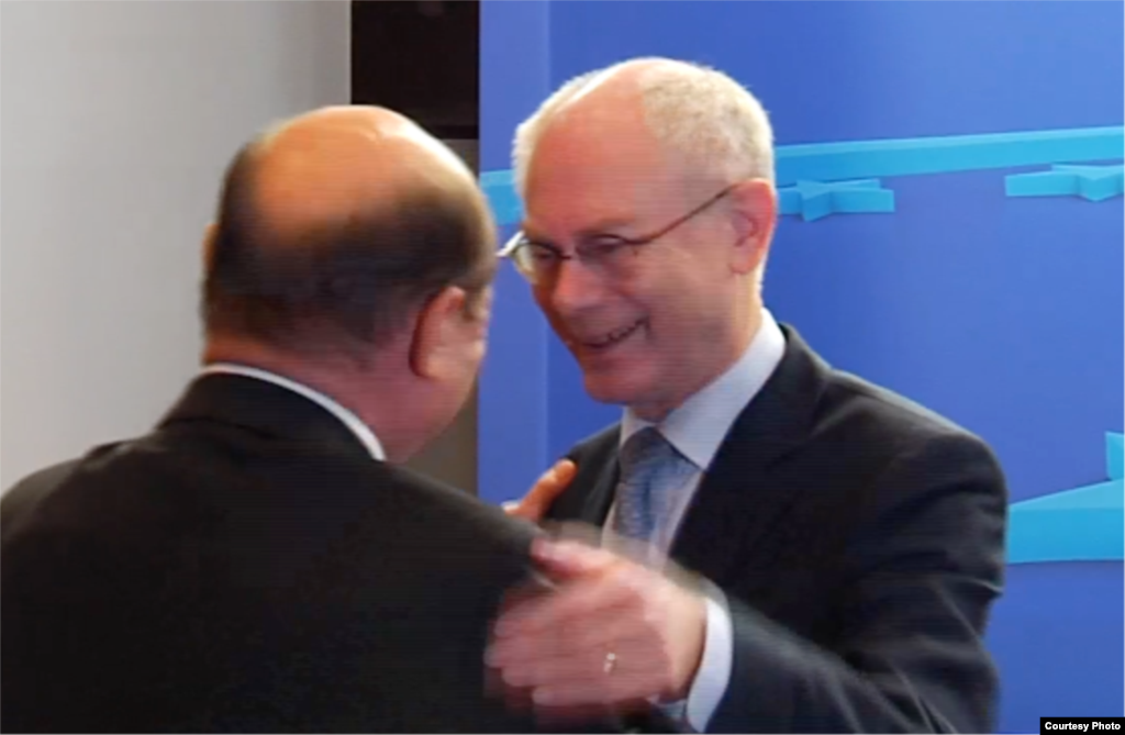 Herman Van Rompuy, președintele Consiliului European îl întîmpină pe președintele român Traian Băsescu, la Bruxelles (16 ianuarie).