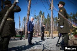 Президент Чехії Петр Павел і президент України Володимир Зеленський на церемонії вшанування українських військовослужбовців, загиблих у бою за село Мощун Київської області. 21 березня 2025 року