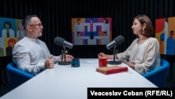 Oleg Chiriță, expert în migrație stabilit la Bruxelles, dialogând cu Victoria Coroban, autoarea podcastului „Laboratorul Social”