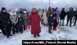 Голова СТ «Луч» Олена Конькова (у центрі) під час запису відеозвернення до президента РФ Володимира Путіна щодо забезпечення жителів Фіолента електрикою, січень 2026 року