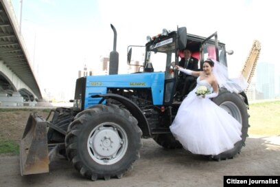 Фотосуреттердің арғы жағындағы жалаңаш бөкселер мен кискалар