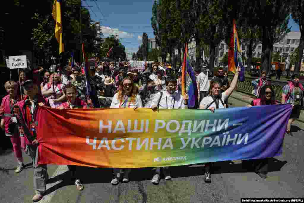 Марш «КиївПрайд», який об’єднав представників української ЛГБТ-спільноти.Цьогоріч учасники вийшли під гаслом «Наші родини – частина України»