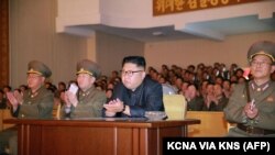 Лидер Северной Кореи Ким Чен Ын (третий слева). 