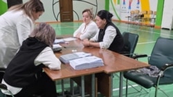 Подсчет голосов на референдуме. Избирательный участок №298 в Алматы